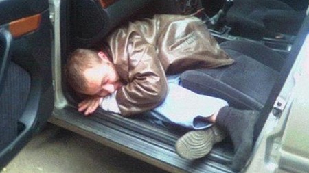Tên trộm vẫn ngủ ngon lành sau khi đã vào bên trong chiếc xe 
