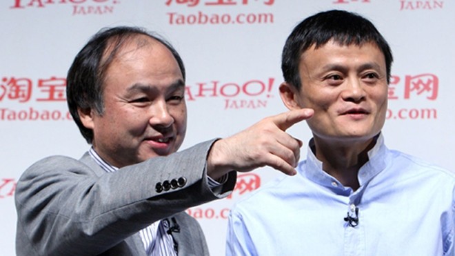 Masayoshi Son (trái) và nhà sáng lập Alibaba - Jack Ma trong một sự kiện năm 2010. Ảnh: Bloomberg