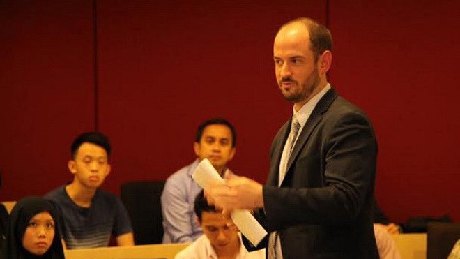 Andrew Billo, học giả thuộc Asia Society, đang giảng bài tại Đại học Lý Quang Diệu, Singapore. Ảnh: Phóng viên TTXVN