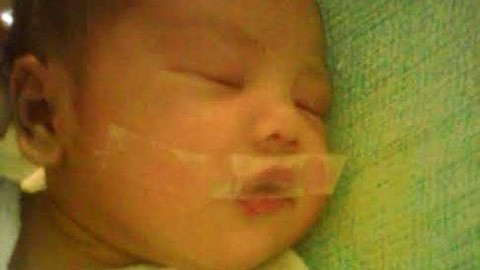 Bức ảnh về cậu bé bị dán băng keo vào miệng được đăng trên Facebook của Noval. Ảnh: Rye Kido