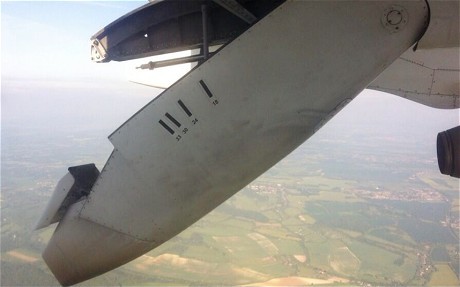 Một bên cánh của máy bay bị gãy. 