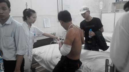 Một đàn em của Hải "mán" đang được cấp cứu tại bệnh viện.