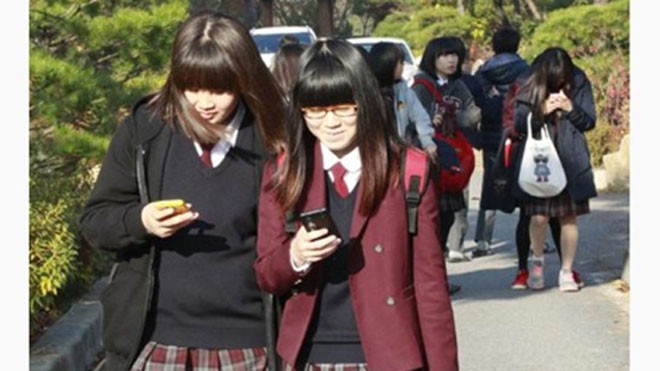 Chính quyền Hàn Quốc đang lo ngại về chứng nghiện smartphone ở giới trẻ.