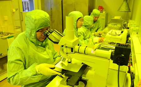 Cán bộ, giảng viên ĐH Bách khoa Hà Nội nghiên cứu về công nghệ vật liệu trong Phòng sạch. (Ảnh: Tiến Dũng)