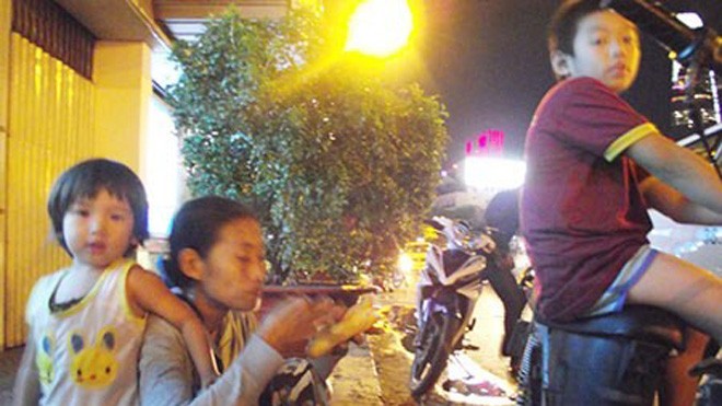 Mẹ con Mai đang hành nghề ở khu vực chợ Bến Thành. 