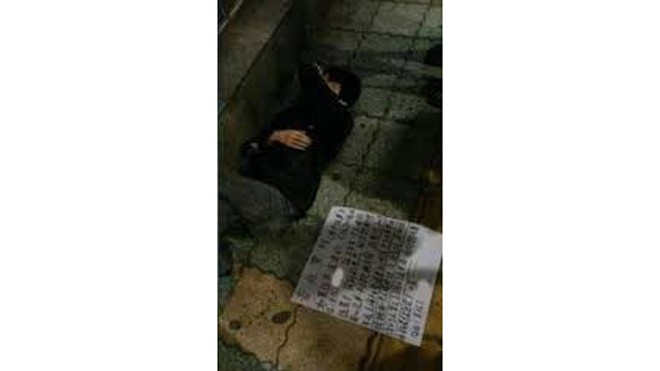  Bức ảnh đăng tải trên mạng về người ăn xin với tấm bìa đăng tin tuyển dụng bên cạnh. Ảnh: wantchinatime.com 