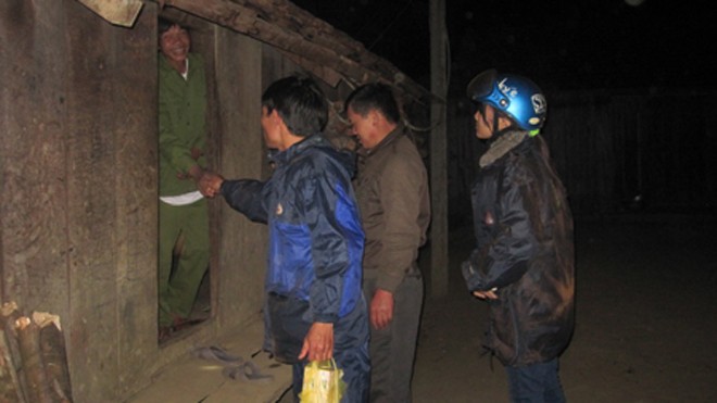 Thầy Phạm Quốc Tuấn cùng đồng nghiệp vào nhà trưởng thôn để cùng đi vận động em Nhuốc đến trường. 
