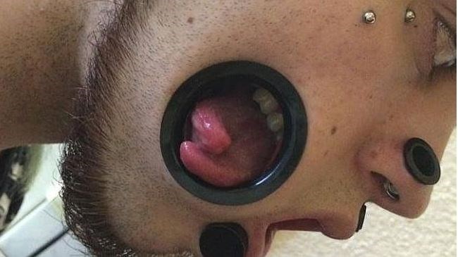 Nghệ sĩ gây sốc với lưỡi chẻ đôi có thể thò qua má