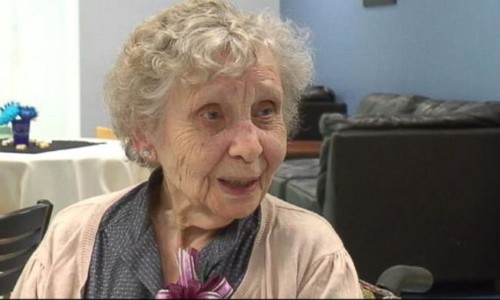Cụ bà Jessie White, người vừa tốt nghiệp cao đẳng sau 75 năm trì hoãn. Ảnh: ABC News.