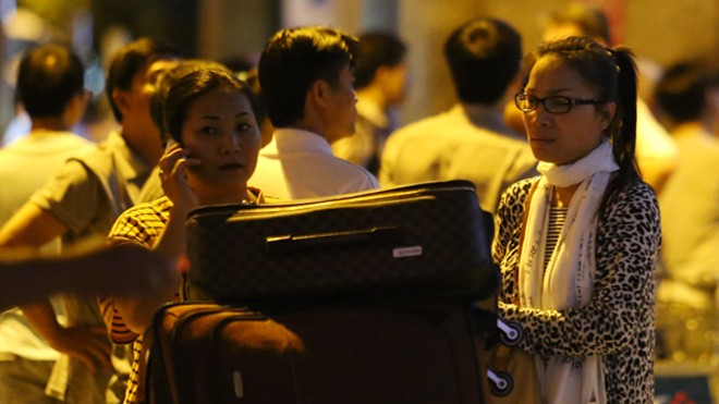 Hồng Ngọc khệ nệ hành lý về Việt Nam một mình