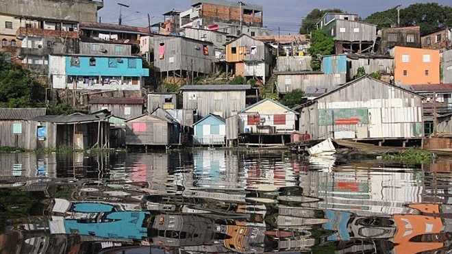 Manaus là một trong những thành phố lớn tại Brazil. Tuy nhiên, dân cư nơi đây nhìn chung còn nghèo, các khu ổ chuột rải rác khắp thành phố. Tình trạng lụt lội cũng thường xuyên hoành hành nơi đây khiến người dân đã nghèo lại càng thêm khổ. Ảnh: Daily Mail
