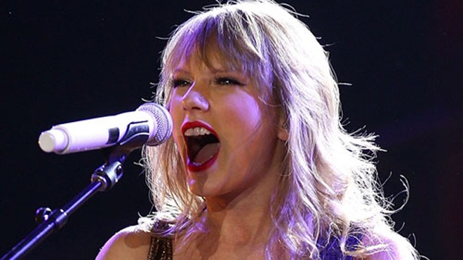 Taylor Swift trên sân khấu.