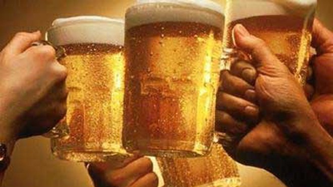 Bọt bia nhỏ, mịn và bám ở thành cốc nhiều là bia an toàn, bia ngon.