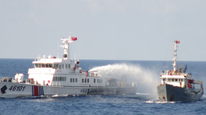 Tàu Trung Quốc liên tục hung hăng xịt vòi rồng vào tàu kiểm ngư Việt Nam