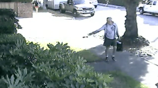 Dennis Kneier đang ném túi phân chó trước cổng nhà ông Philip Lao hôm 7/6. Ảnh: KABC 7