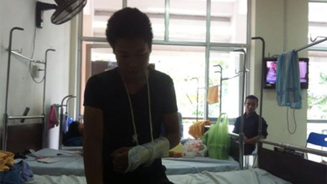 Anh Thương vẫn đang phải điều trị trong bệnh viện Uông Bí 