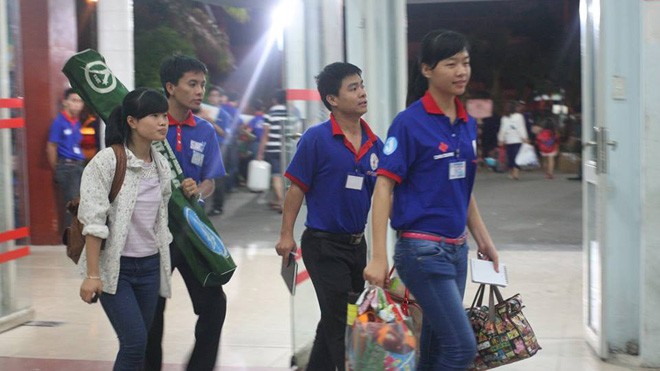 Ga Sài Gòn rực màu áo xanh tình nguyện