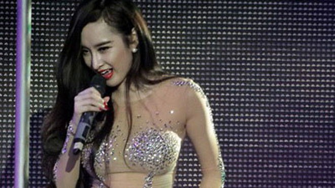 Với biệt hiệu “Nữ hoàng thị phi”, Angela Phương Trinh trở thành ca sĩ đắt sô diễn tại các quán bar. Ảnh: TaRo
