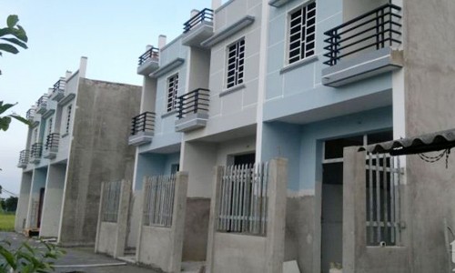 Nhà phố được rao giá khoảng 500-600 triệu đồng một căn ở các quận vùng ven Sài Gòn trên một trang web bán bất động sản.