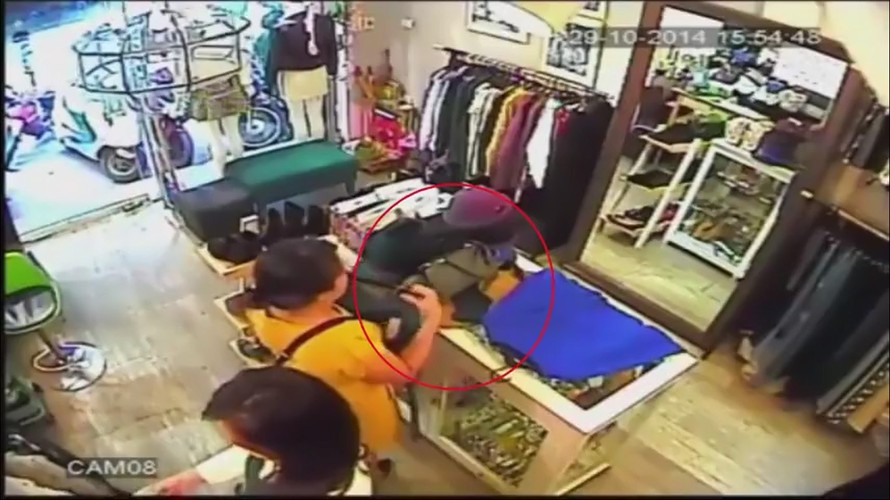 Camera ghi hình nữ quái trộm iPhone ở shop thời trang