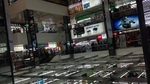 Những gian hàng bán đồ điện tử trong khu Sim Lim Square - Ảnh: Minh Hoàng 