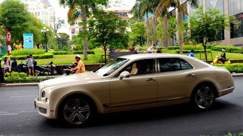 Bentley Mulsanne màu độc ở Sài Gòn. 