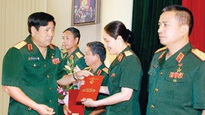 Đại tướng Phùng Quang Thanh - Bộ trưởng Bộ Quốc phòng - trong một buổi trao, thăng quân hàm cho cán bộ trong ngành. 