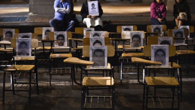 Những chiếc ghế với ảnh chân dung của 43 sinh viên bị mất tích được xếp trên đường phố Mexico City hôm 22/10. Ảnh: AFP