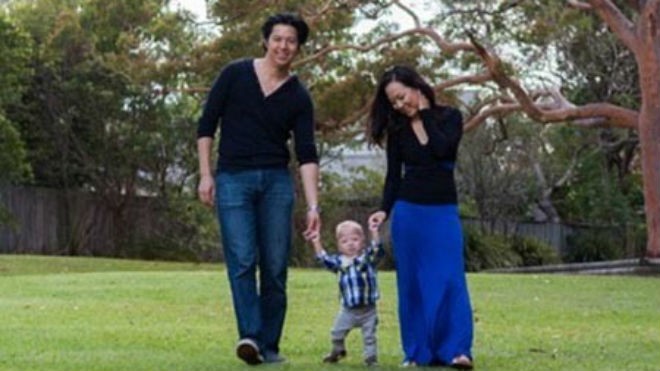 Vợ chồng Christine Cheung và con trai Lucas. Việc bố mẹ có tóc đen trong khi con tóc vàng tự nhiên đã gây ra cho họ không ít phiền toái.