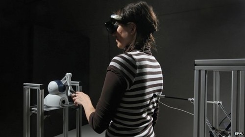 Một tình nguyện viên tham gia vào thí nghiệm để chứng minh rằng bóng ma do tâm trí con người tạo ra. Ảnh: Alain Herzog/EPFL.