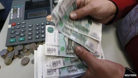 Kể từ đầu năm 2014, đồng rúp Nga mất hơn ¼ giá trị. Ảnh: Reuters