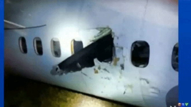 Cánh quạt máy bay đâm xuyên qua cabin hành khách (Nguồn: dailymail.co.uk)
