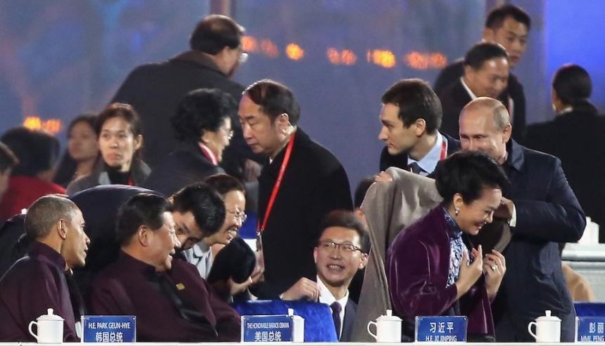 Tổng thống Putin khoác áo cho đệ nhất phu nhân Trung Quốc.