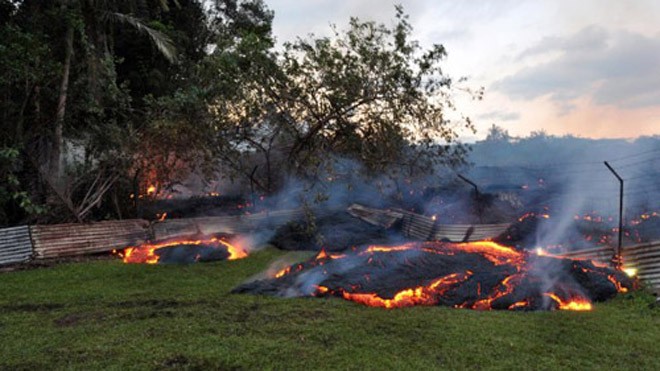 Đá nóng chảy trào ra từ núi lửa, tràn vào thị trấn Pahoa hôm 28/10. Ảnh: USGS