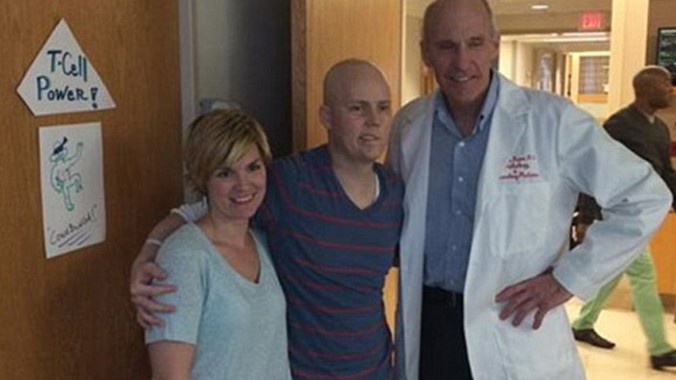 Vợ chồng anh Jensen và bác sĩ Carl June tại bệnh viện - Ảnh: Georgia Newsday 