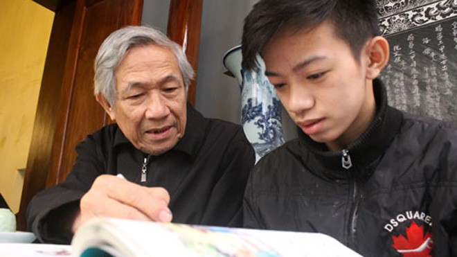 Thầy giáo Nguyễn Trà dạy tiếng Anh cho em Trung. Ảnh: Thắm Trịnh/ VnExpress
