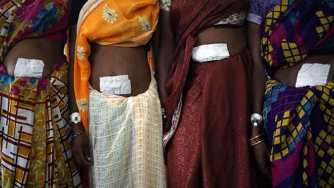 Những phụ nữ tham gia trại triệt sản hàng loạt do chính phủ tổ chức chụp hình tại bệnh viện quận Bilaspur, bang Chhattisgarh, hôm 14/11. Ảnh: Reuters.