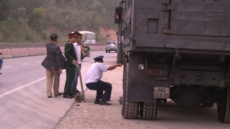Lực lượng liên nghành yêu cầu xe vào cân quá tải tại Trạm cân Đại Yên