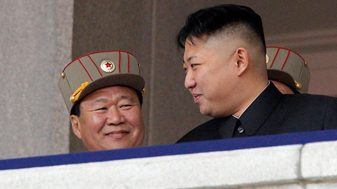 Ông Choe Ryong-hae (trái) được tin nhân vật quyền lực số 2 sau nhà lãnh đạo trẻ Kim Jong-un.
