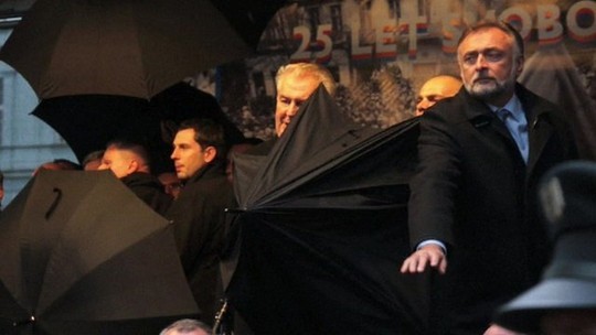 Lực lượng an ninh vất vả che chắn cho Tổng thống Milos Zeman. Ảnh: BBC