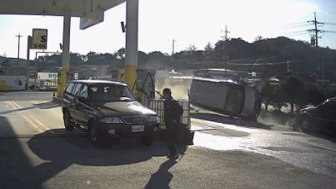 Ôtô lao sượt qua trạm xăng, suýt gây tai nạn thảm khốc