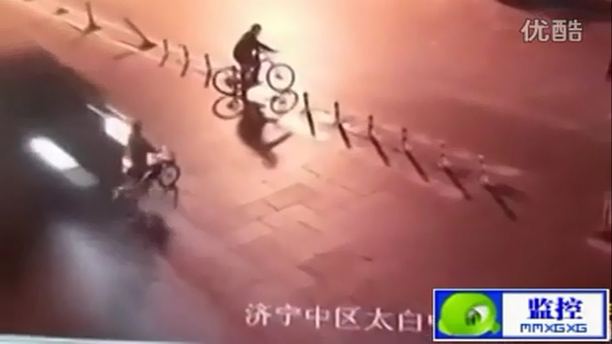 Kinh hoàng người đi xe đạp bị ô tô đâm bay lên trời