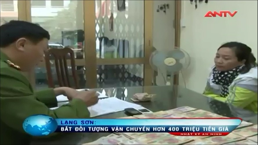 Bắt quả tang người phụ nữ mang 400 triệu tiền giả