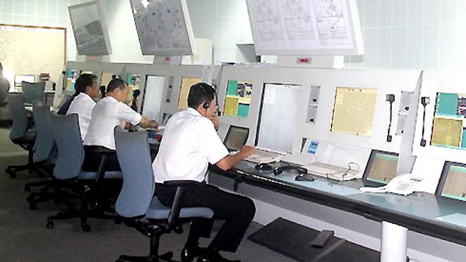 Điều hành bay trong Đài kiểm soát không lưu khu vực Tân Sơn Nhất. Ảnh: Đ.Loan