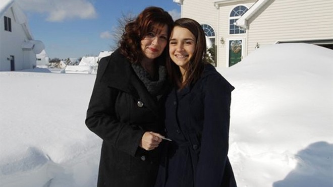 Karen Rossi đoàn tụ với con gái Madelyn sau 13 giờ bị tuyết chôn vùi. Ảnh: Buffalo News