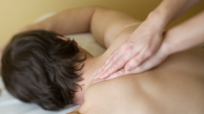 Bênh nữ massage, con trai quản lý khách sạn lĩnh án