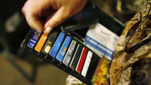 Không nên cho mượn, chụp lại thẻ tín dụng. Ảnh: AFP.