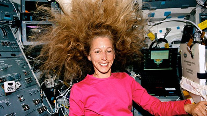 Marsha Ivins trên tàu con thoi Atlantis năm 2001, trong sứ mệnh thứ 5. Ảnh: NASA