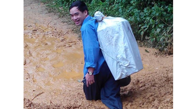 Để vào được trường THCS Hua La (thuộc điểm trường Trung Ban, bản Pua Phọt, TP Sơn La), các giáo viên phải lội bùn, vượt suối do đường sình lầy sau ngày mưa đổ. Ảnh: Diệp Hương.