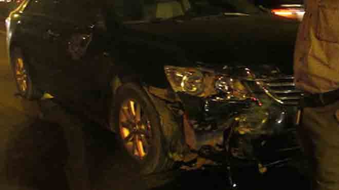 Do chạy tốc độ quá nhanh, chiếc xe Camry gây tai nạn liên hoàn tại khu vực đèn đỏ. 